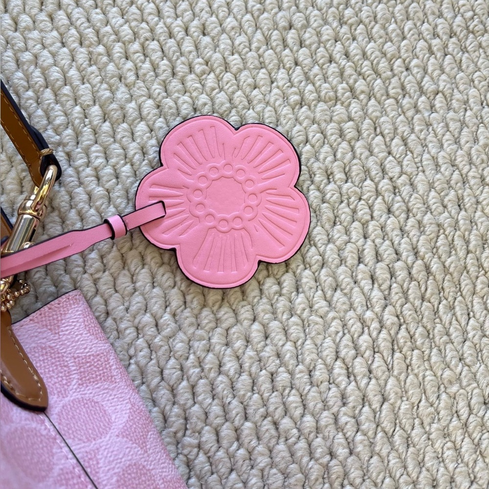 Coach Pink Crossbody Bag
Size: 21cm - Picture 7 of 8